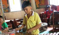 Kinder, die Fünf-Klänge-Musik in der Doi-Pagode spielen